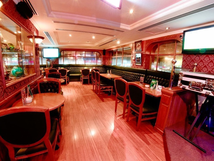 Pub inglÉs sherlock holmes arabian courtyard hotel & spa bur dubaï Pub inglÉs sherlock holmes arabian courtyard hotel & spa bur dubaï