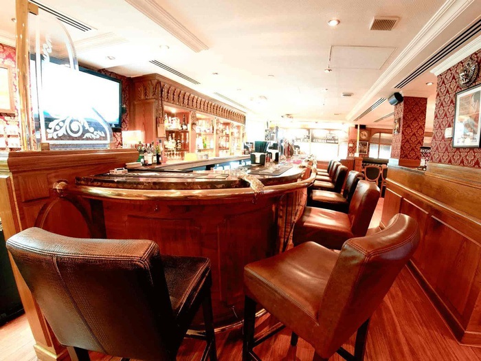 Pub inglÉs sherlock holmes arabian courtyard hotel & spa bur dubaï Pub inglÉs sherlock holmes arabian courtyard hotel & spa bur dubaï