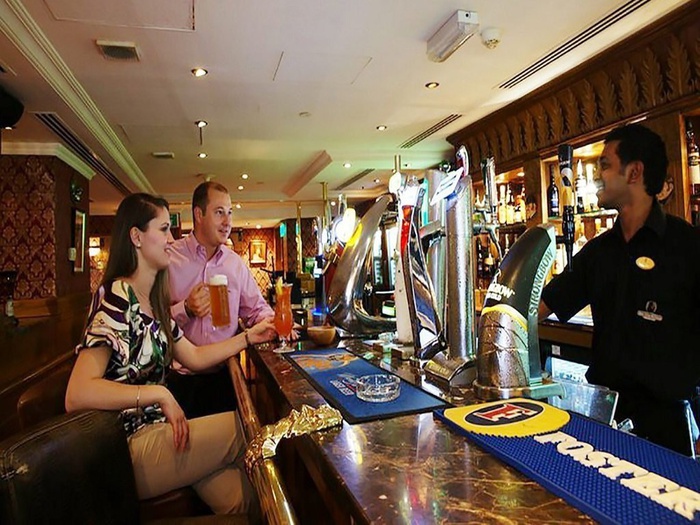 Pub inglÉs sherlock holmes arabian courtyard hotel & spa bur dubaï Pub inglÉs sherlock holmes arabian courtyard hotel & spa bur dubaï